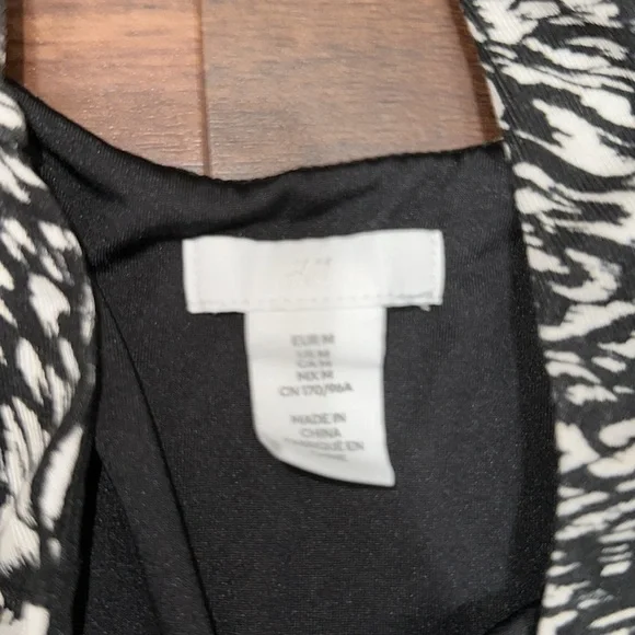 H&M Black and White Patterned Jersey Romper in Size Medium - Picture 4 of 7